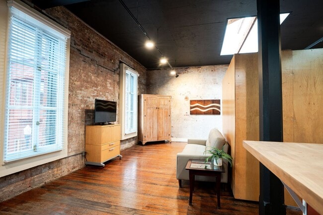 Building Photo - 422 1st St