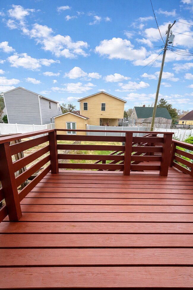 Building Photo - Home with Modern Kitchen, Finished Basement & Backyard Deck