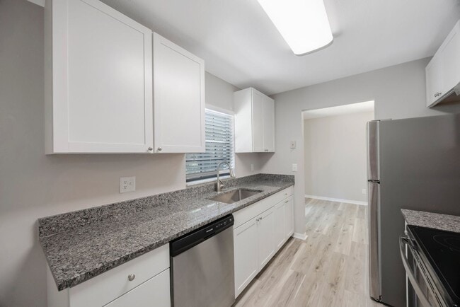 Building Photo - The Oaks at Safety Harbor 3 bedroom 2 bath