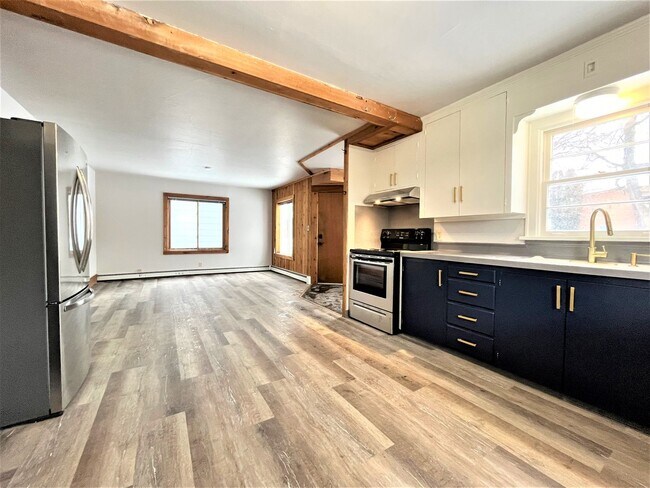Building Photo - Newly Renovated 3 Bed, 2 Bath With Amazing...