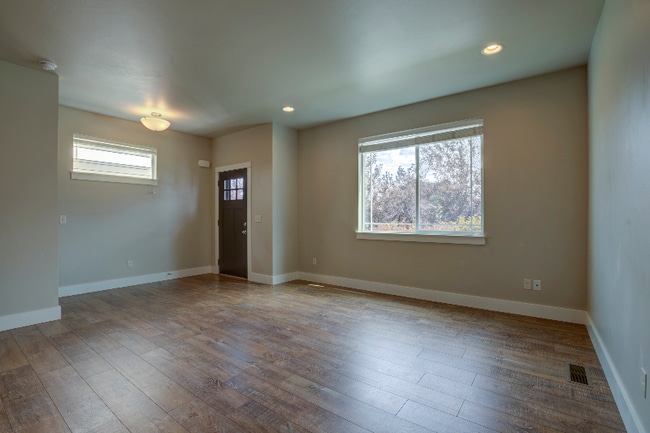 Building Photo - 979 Twin Lakes Ave