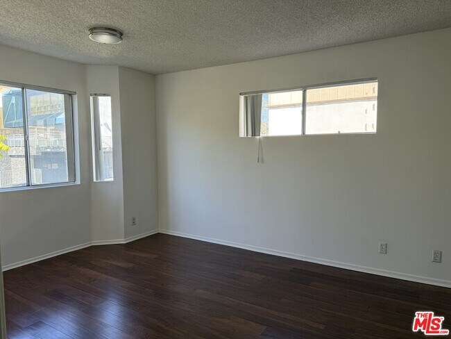 Building Photo - 982 S New Hampshire Ave