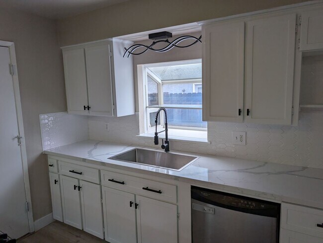 Building Photo - Nice 3 bedroom 2 bathroom Clovis home with...