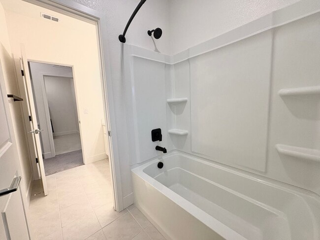 Building Photo - Beautiful 4 Bedroom 2.5 bath Home In Oakley with Solar