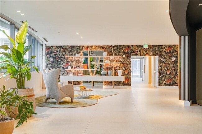 Building Photo - 700 NE 24th St