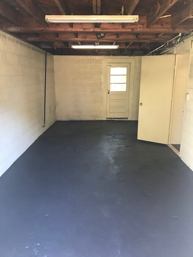 Building Photo - **AVAILABLE NOW**Nice 4 Bedroom / 1 Bathro...