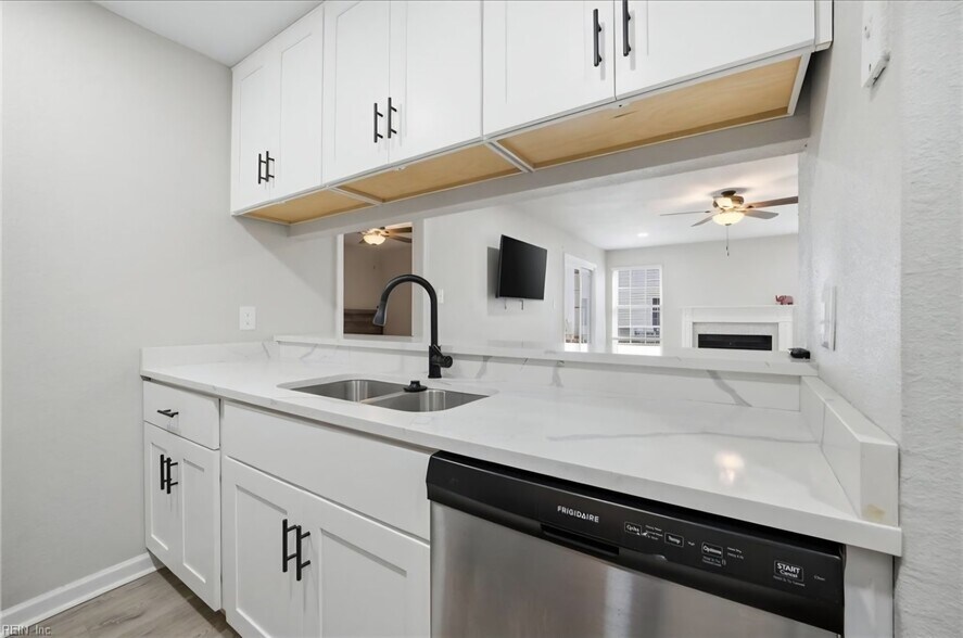 Building Photo - 513 Peak Ct