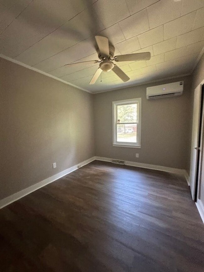 Building Photo - Adorable 3 Bedroom 1 Bathroom Home in Gree...