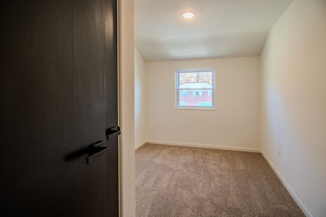 Building Photo - RENOVATED & READY FOR MOVE IN! STUNNING 3 ...