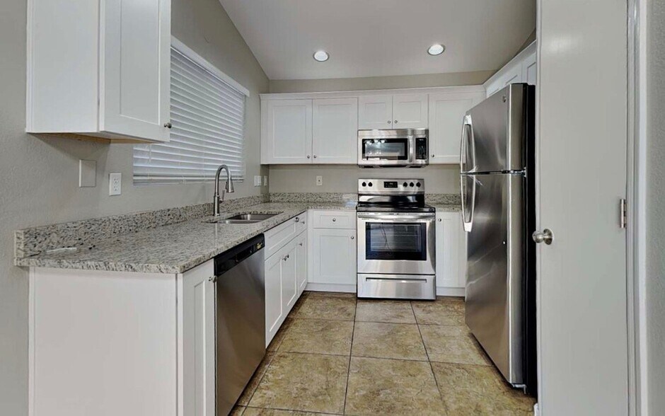 Building Photo - 11007 N 59th Dr