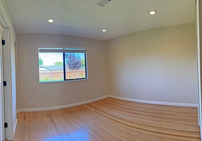 Building Photo - Beautiful Updated 3 Bedroom, 2 Bathroom Sa...