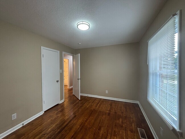 Building Photo - 2614 Dumfries Dr
