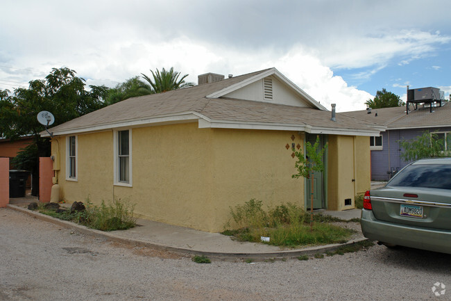 Building Photo - Bellevue Hideaway Apartments