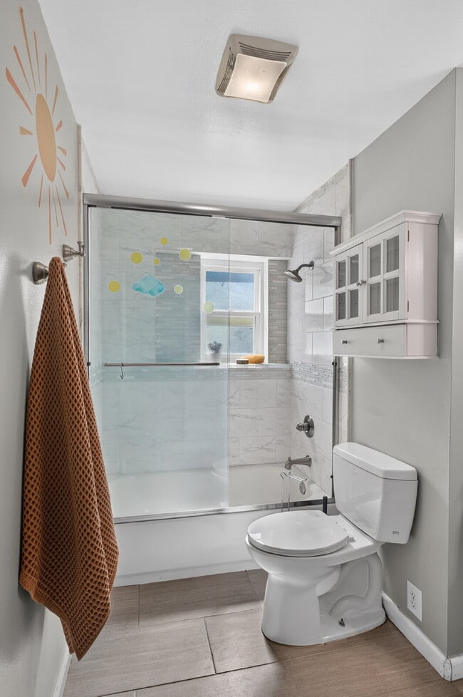 Building Photo - Spacious 4-Bed Oasis with 2 Full Baths