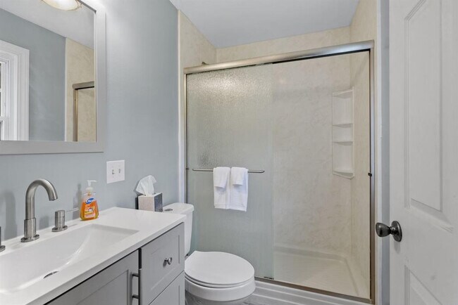 Building Photo - 2 Meadow Ln