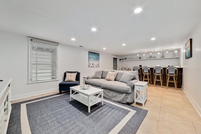 Building Photo - 2009 Wedgewood Cir