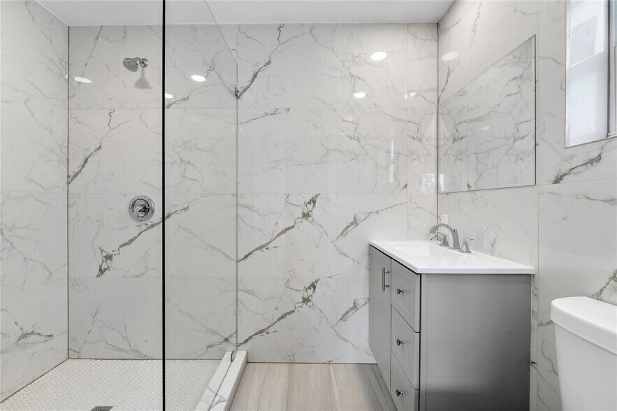 Building Photo - 6870 SW 18th Ct