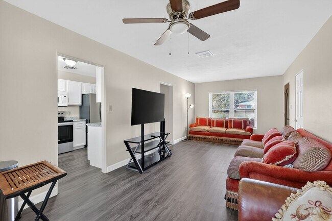 Building Photo - 3 Bedroom Home in Tavares with Large Fenced Backyard