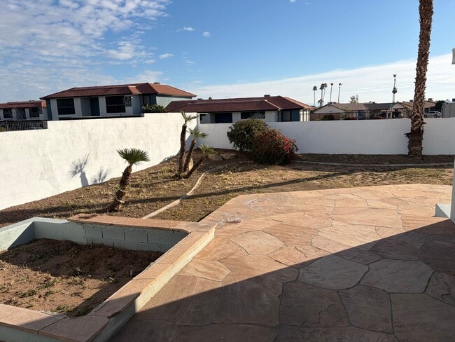 Building Photo - 2 Bedroom 2.5 Bath Townhome!