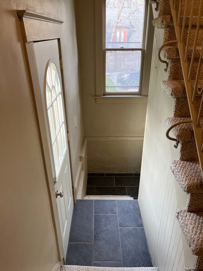 Building Photo - 325 S Main St