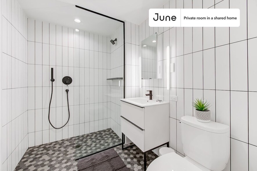 Building Photo - Trendy Private ROOM in Williamsburg