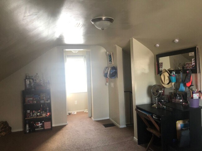 Building Photo - 2 Bedroom home with garage in Mayfield Hts!