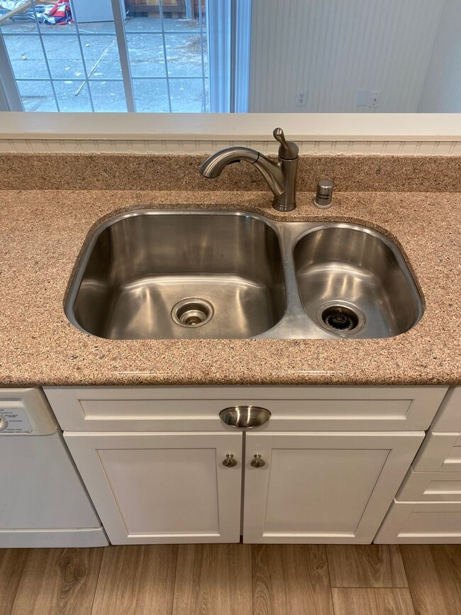 Building Photo - Tastefully Renovated Townhouse Available t...
