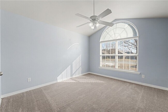 Building Photo - 585 Lynn Dr