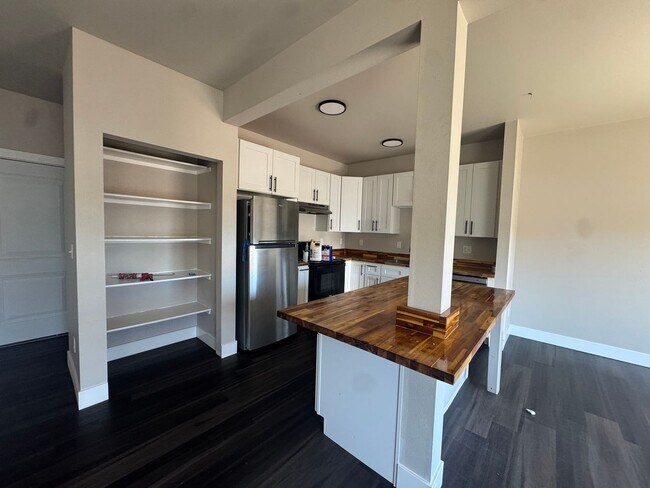 Building Photo - Modern 3 bedroom townhouse
