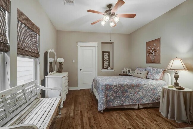 Building Photo - 4410 Dickson St