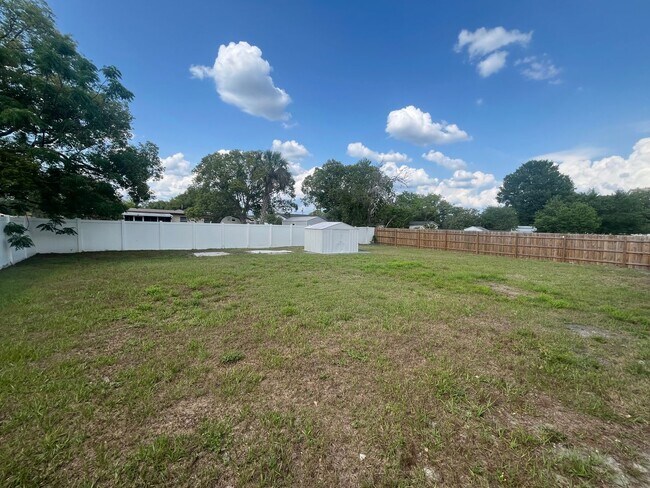 Building Photo - 3 Bed, 2 Bath DeBary Home with Modern Upda...