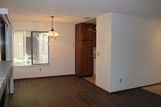 Building Photo - Downstairs 2 Bedroom, 1 Bathroom Hercules ...