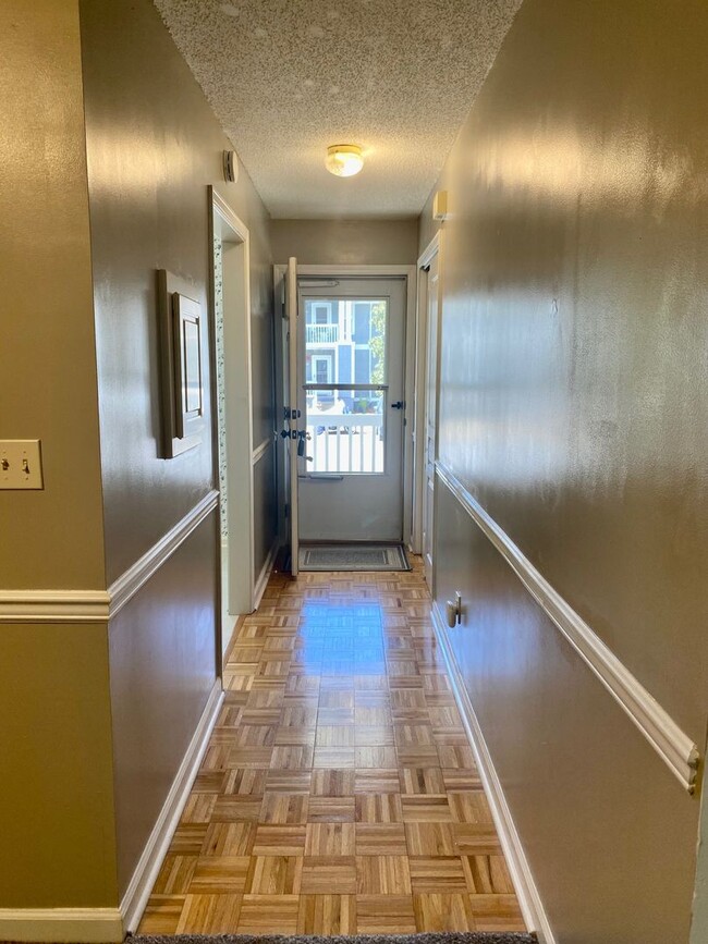 Building Photo - West AVL - Newly Renovated 2/2 Condo