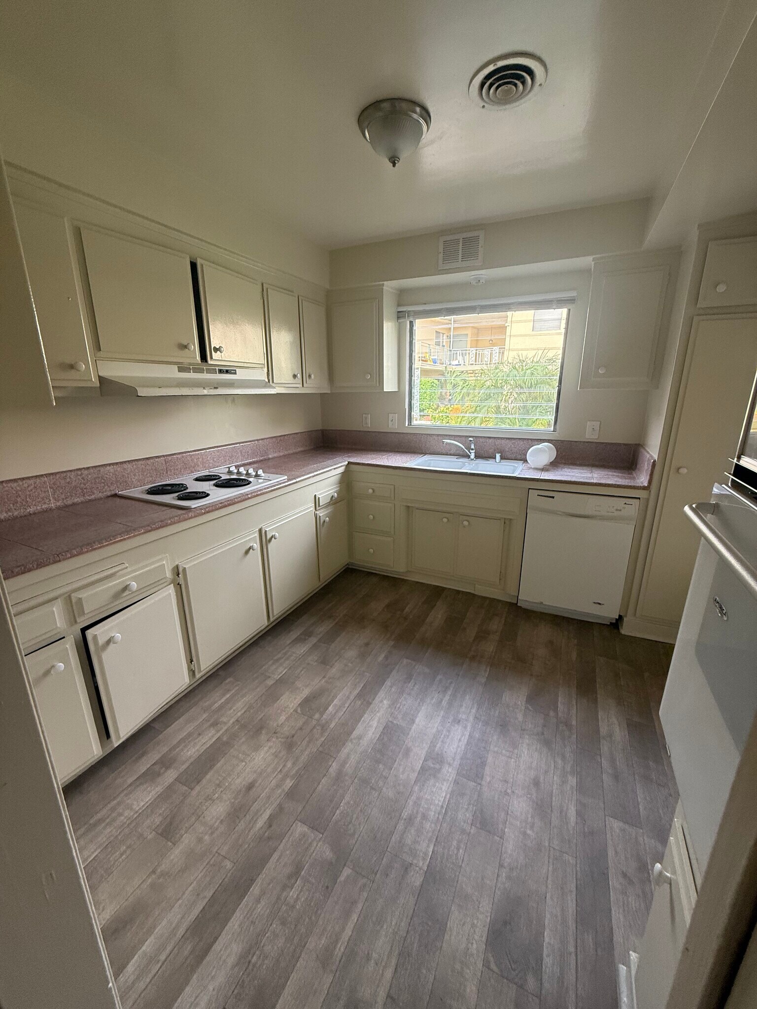 Kitchen - 1148 W Huntington Dr
