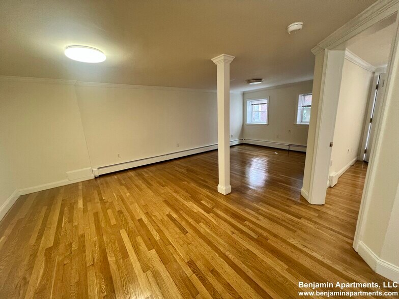 Primary Photo - 1529 Beacon St