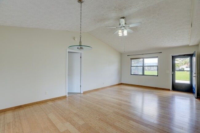 Building Photo - 1690 Seahouse St