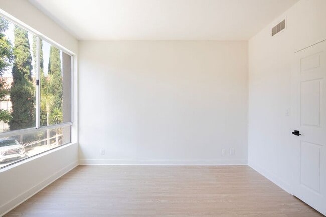 Building Photo - 1616 N Serrano Ave