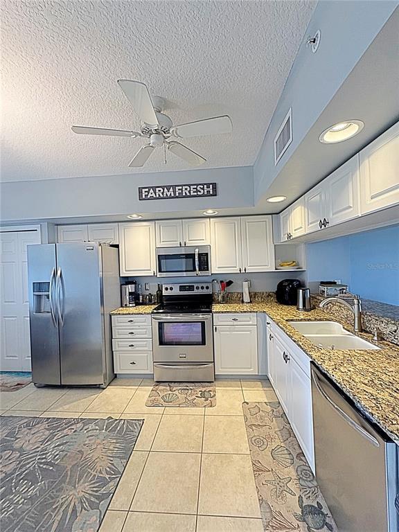 Building Photo - 1200 Country Club Dr