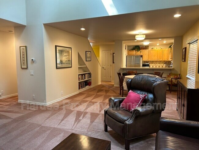 Building Photo - 830 E Riverpark Ln