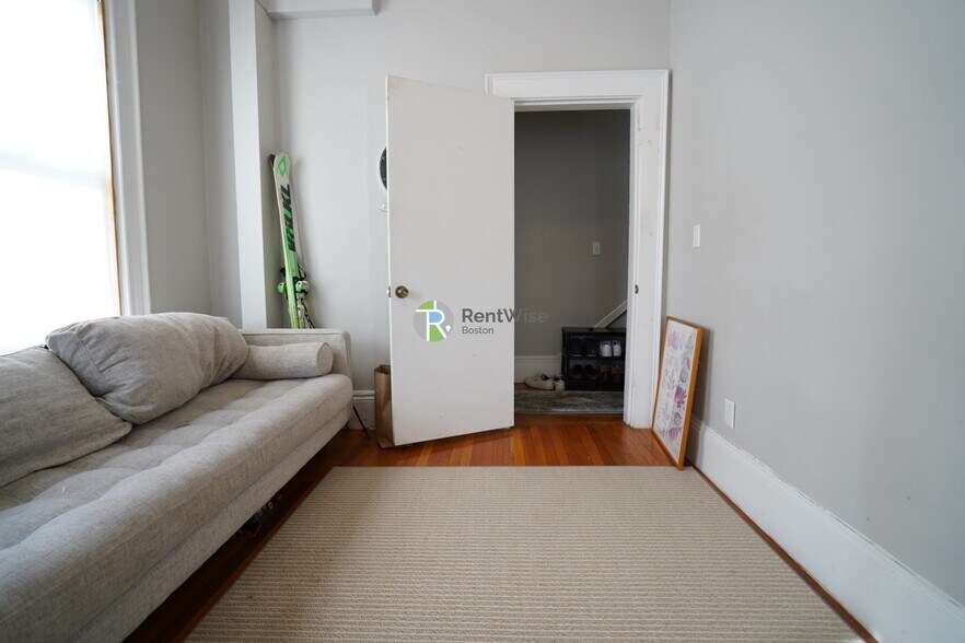 Building Photo - 172 Bigelow St