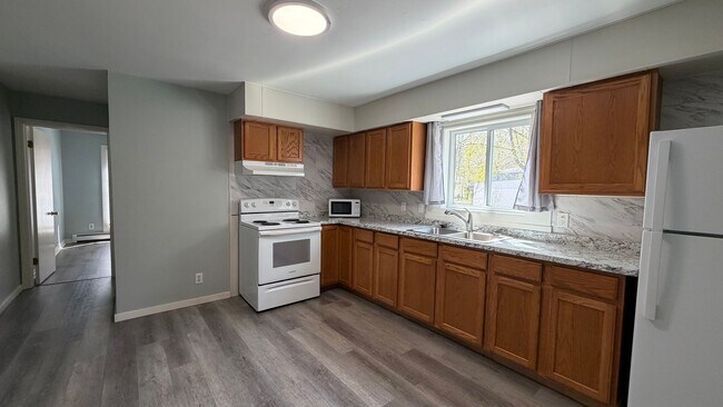 Building Photo - Newly Renovated 1BR | All Utilities Included | Prime Location