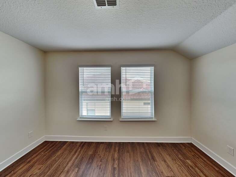 Building Photo - 306 Crestrun Loop