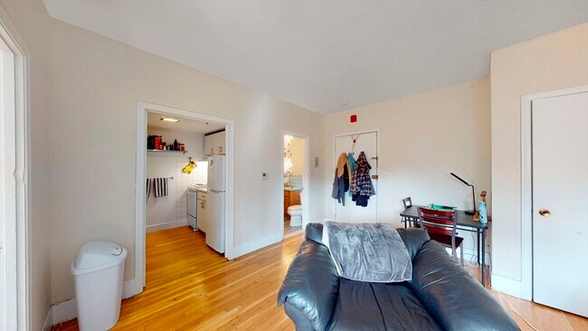 Building Photo - 513 Beacon St
