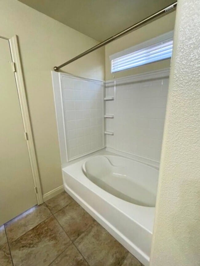Building Photo - MOVE-IN READY 3BR/2BA SINGLE FAMILY HOME I...