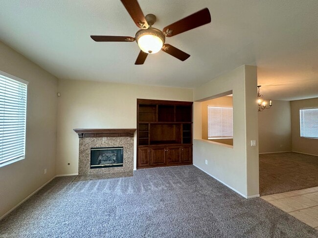 Building Photo - Large 3 bedroom home with loft and large b...