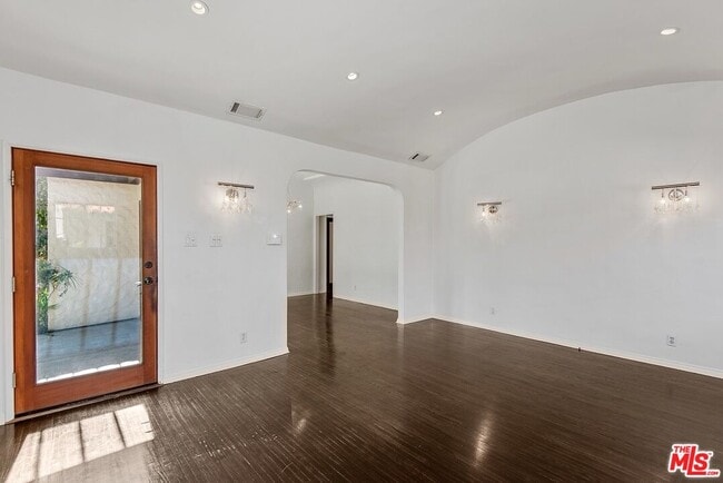 Building Photo - 411 Kings Rd