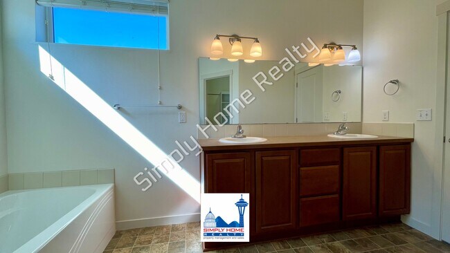 Building Photo - Welcome to Your 4-Bedroom Dream Home!??
