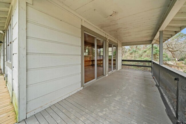 Building Photo - 20973 Lakeview Dr
