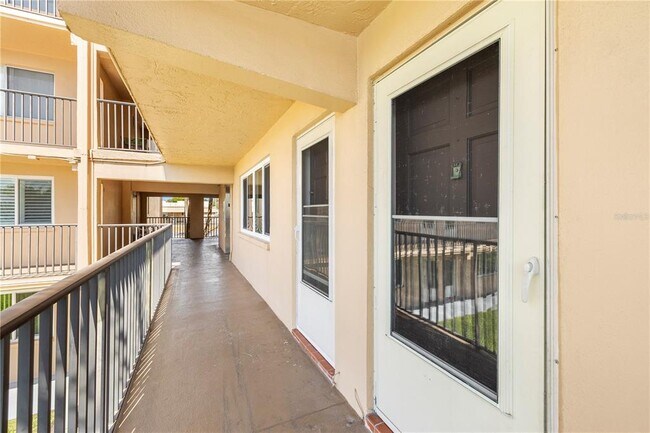 Building Photo - 2525 W Bay Dr