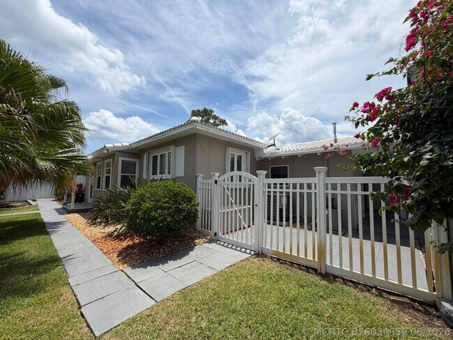 Building Photo - 204 S Seacrest Cir